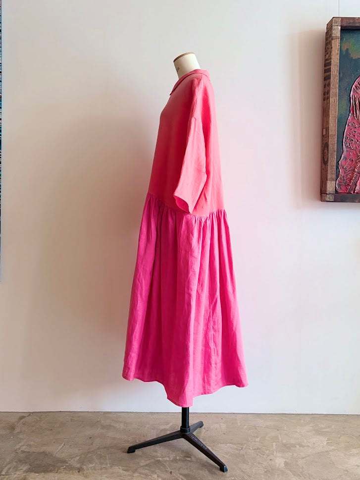 【CHECK&STRIPE(チェック&ストライプ)】小さな衿のローウエストワンピース やさしいリネン