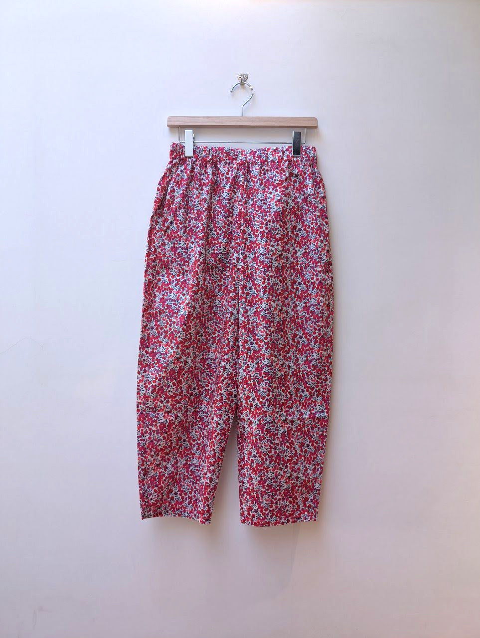 【CHECK&STRIPE(チェック&ストライプ)】シンプルテーパードパンツ　リバティプリント （ウィルトシャー タナローン）