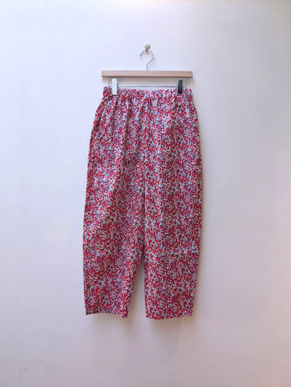 【CHECK&STRIPE(チェック&ストライプ)】シンプルテーパードパンツ　リバティプリント （ウィルトシャー タナローン）