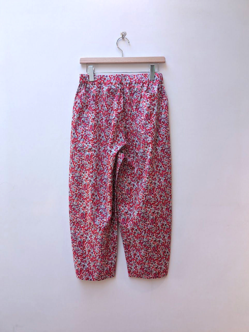 【CHECK&STRIPE(チェック&ストライプ)】シンプルテーパードパンツ　リバティプリント （ウィルトシャー タナローン）