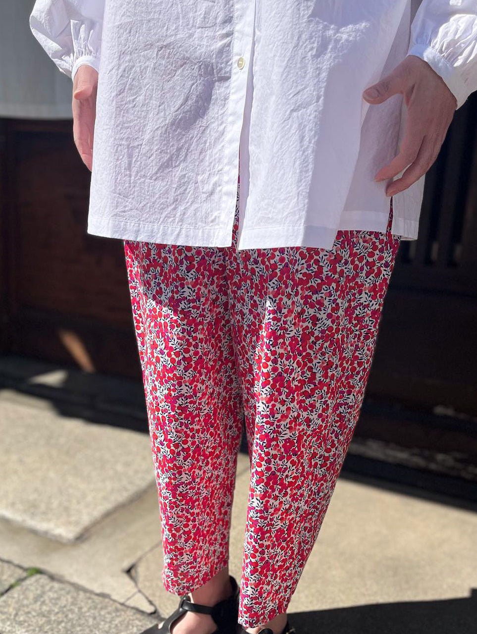 【CHECK&STRIPE(チェック&ストライプ)】シンプルテーパードパンツ　リバティプリント （ウィルトシャー タナローン）