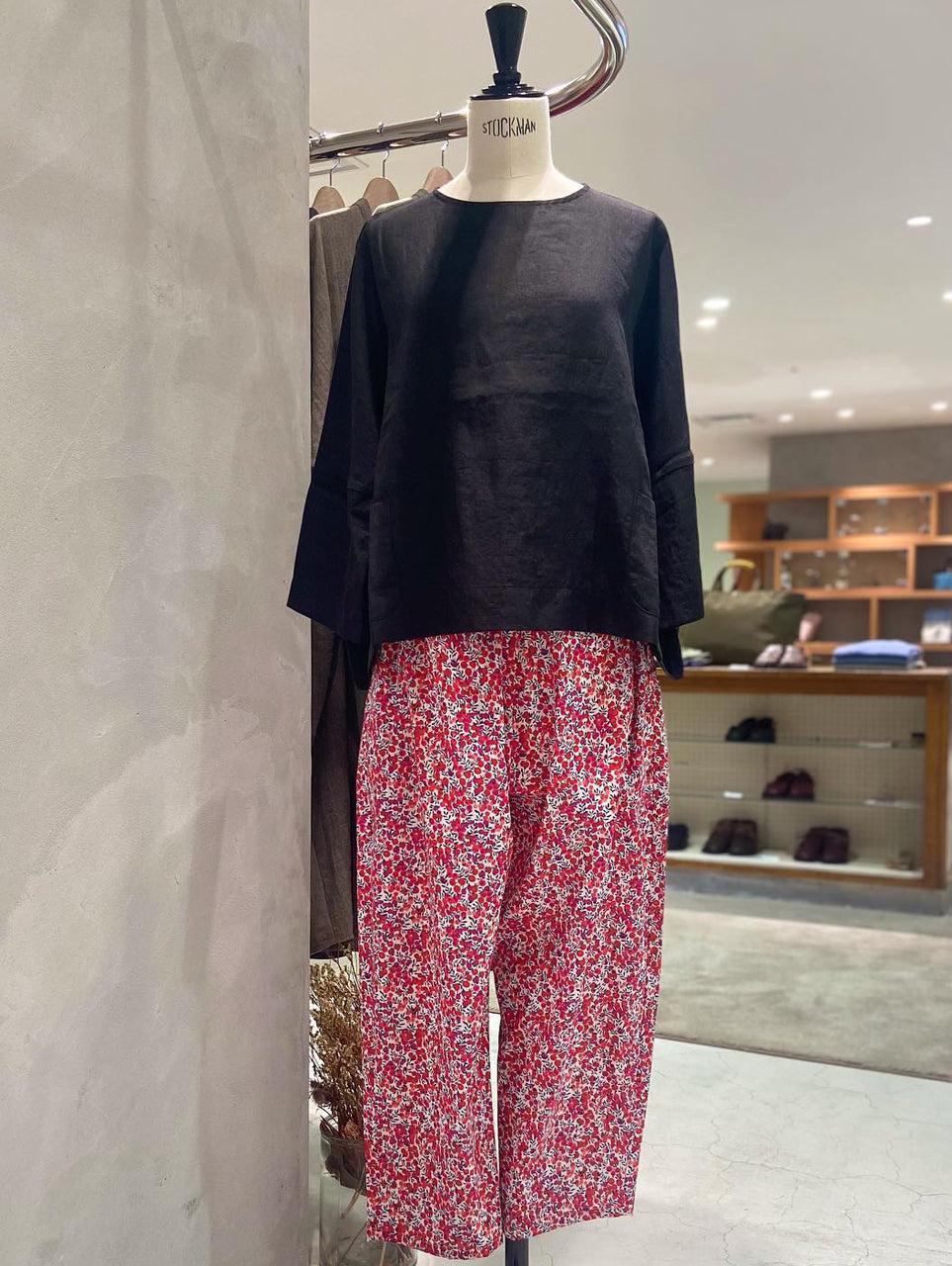 【CHECK&STRIPE(チェック&ストライプ)】シンプルテーパードパンツ　リバティプリント （ウィルトシャー タナローン）