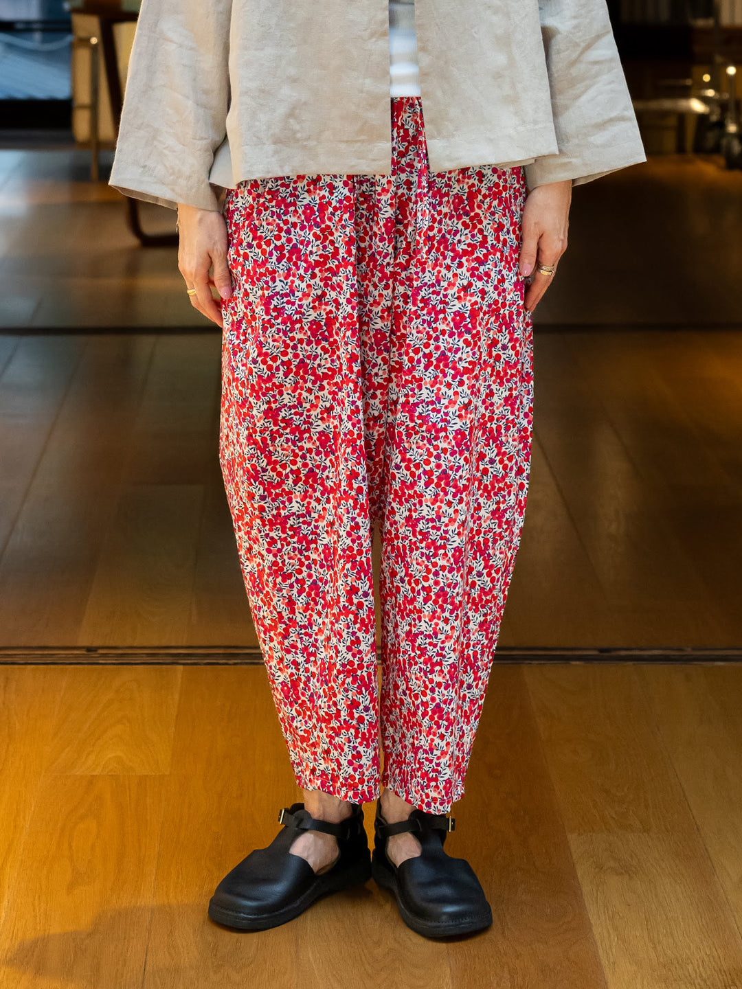 【CHECK&STRIPE(チェック&ストライプ)】シンプルテーパードパンツ　リバティプリント （ウィルトシャー タナローン）