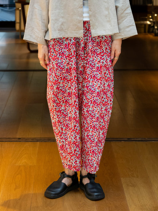 【CHECK&STRIPE(チェック&ストライプ)】シンプルテーパードパンツ　リバティプリント （ウィルトシャー タナローン）