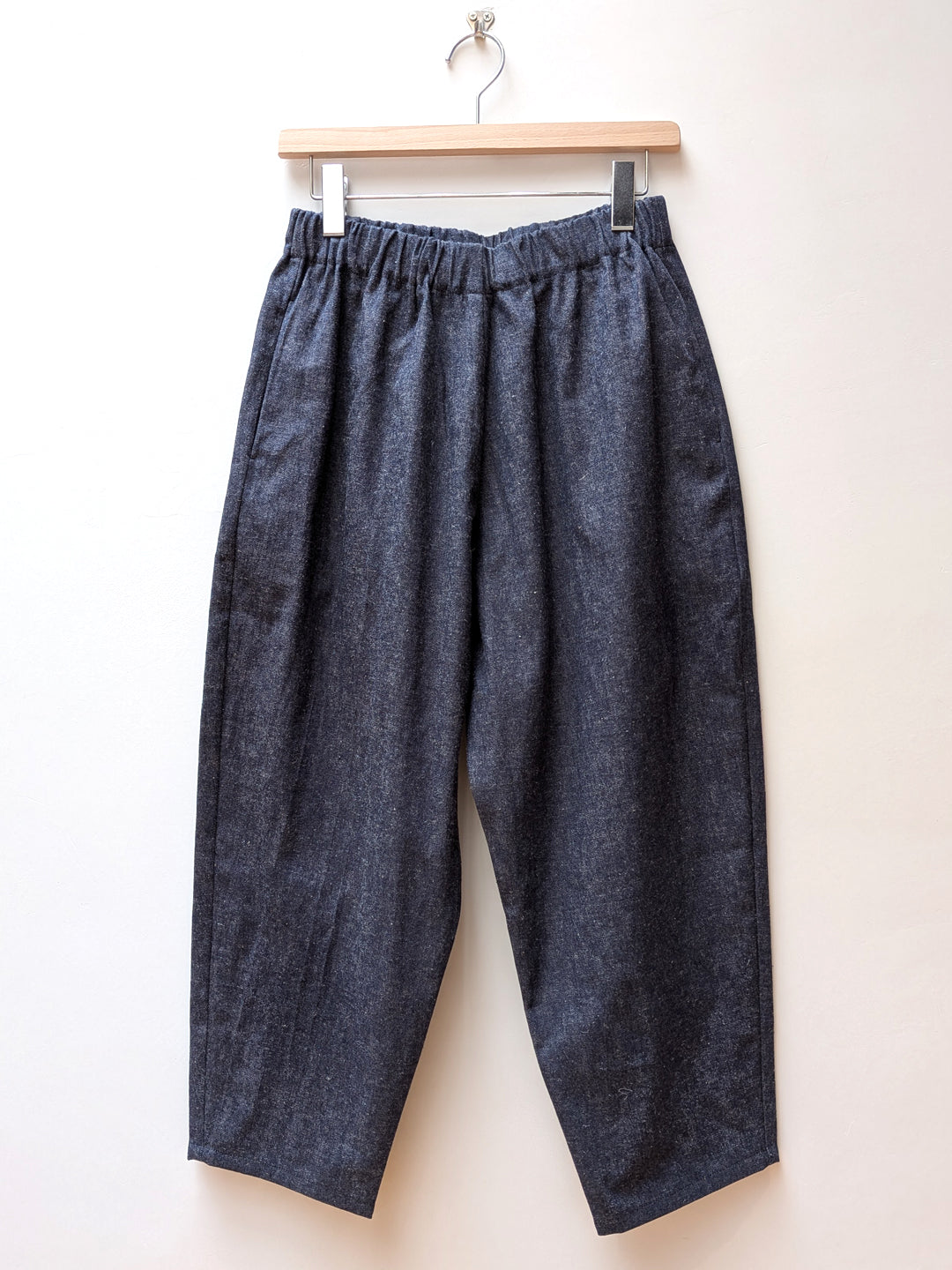 【CHECK&STRIPE(チェック&ストライプ)】シンプルテーパードパンツ　ハーフリネンデニム