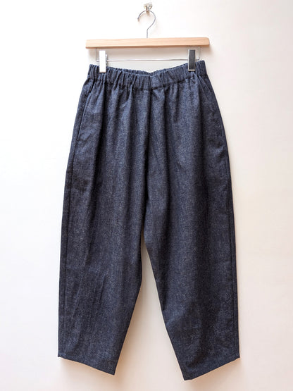 【CHECK&STRIPE(チェック&ストライプ)】シンプルテーパードパンツ　ハーフリネンデニム