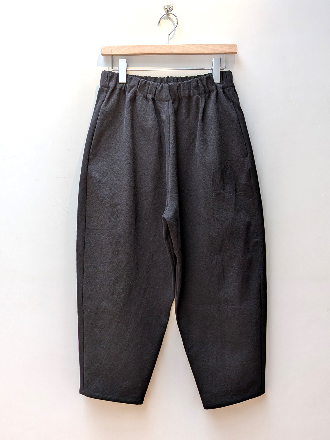 【CHECK&STRIPE(チェック&ストライプ)】シンプルテーパードパンツ　ハーフリネンツイル