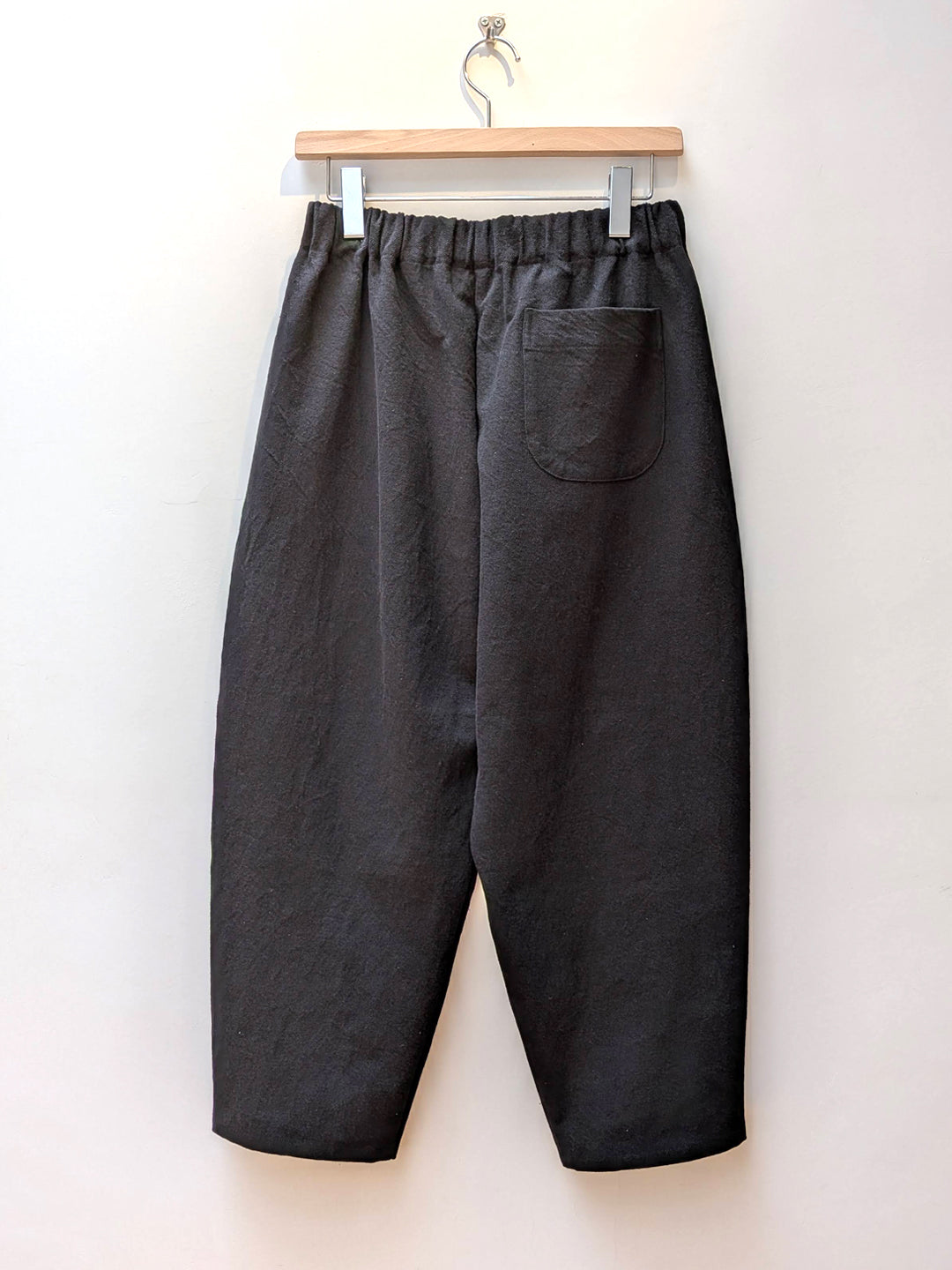【CHECK&STRIPE(チェック&ストライプ)】シンプルテーパードパンツ　ハーフリネンツイル