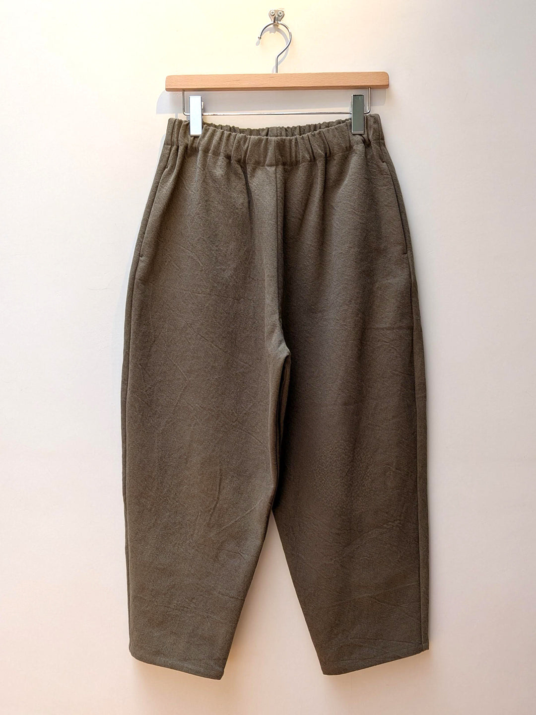 【CHECK&STRIPE(チェック&ストライプ)】シンプルテーパードパンツ　ハーフリネンツイル