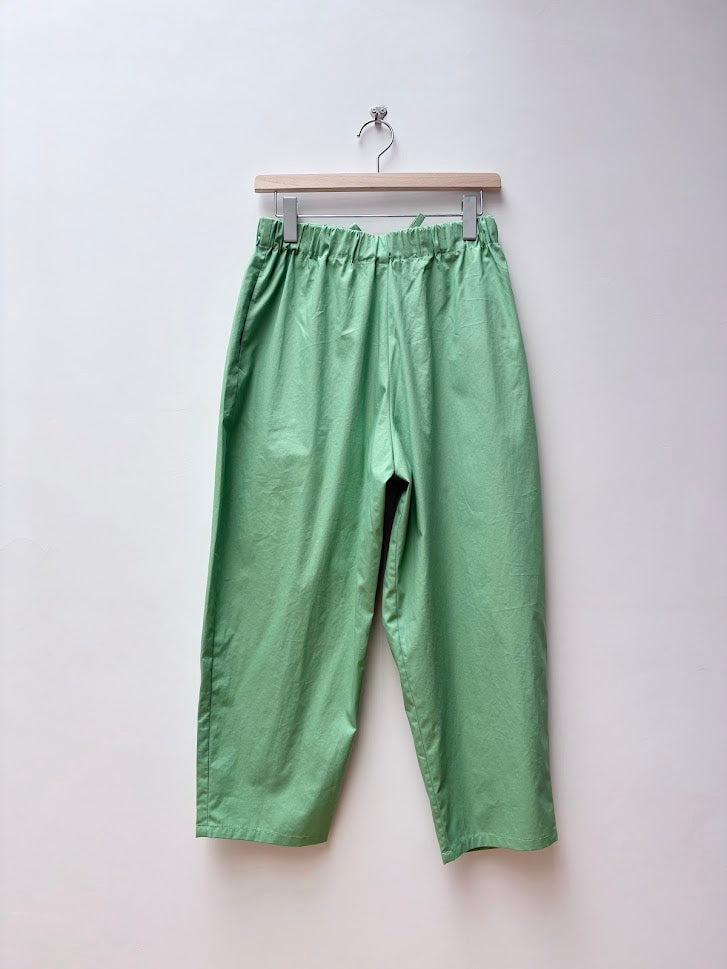 【CHECK&STRIPE(チェック&ストライプ)】シンプルテーパードパンツ　海のブロード